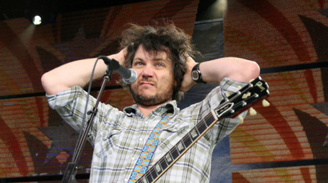 A displeased-looking Jeff Tweedy, onstage in 2009.